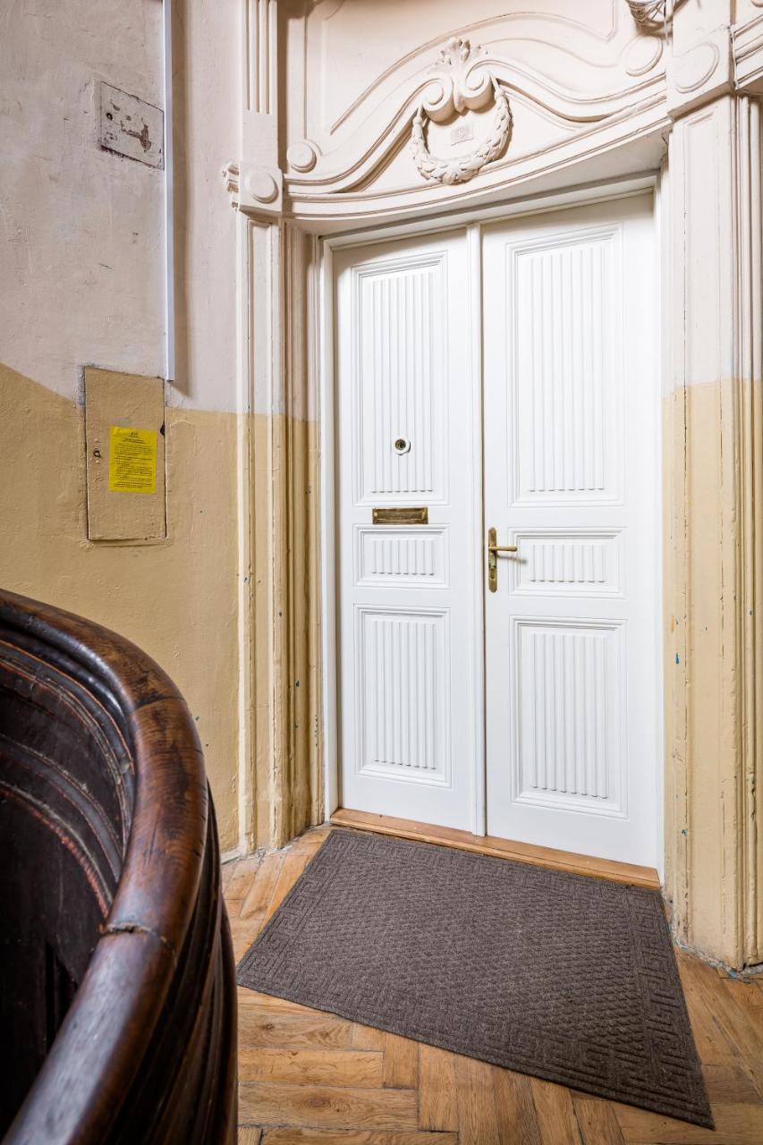 Family Apartments In Lviv Center With Balcony Buitenkant foto