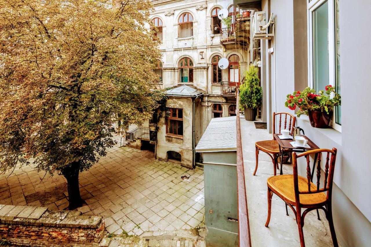 Family Apartments In Lviv Center With Balcony Buitenkant foto